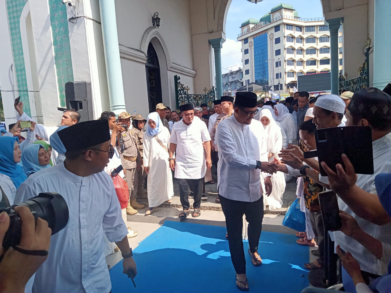 Wali Kota Medan Bapak Bobby Afif Nasution, S.E, M.M. menghadiri Peringatan Isra Mi'raj Pemerintah Kota Medan Tahun 2024 di Masjid Raya Al-Mashun pada Kamis (08/02).